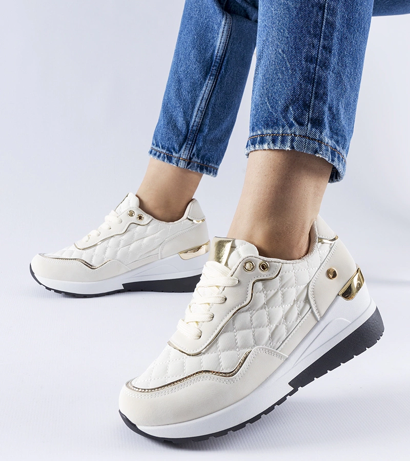 Beżowe pikowane sneakersy na koturnie