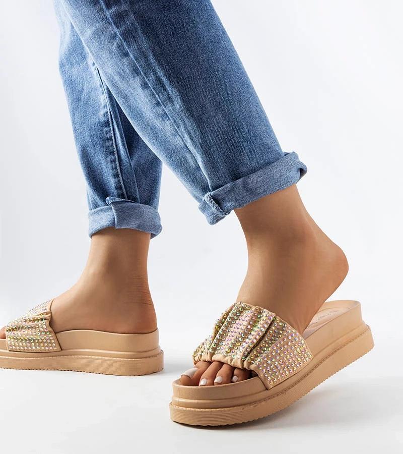 Beżowe klapki na platformie z cyrkoniami