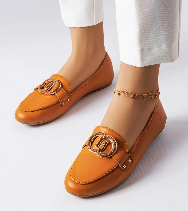 Brązowe mokasyny z ozdobną klamrą
