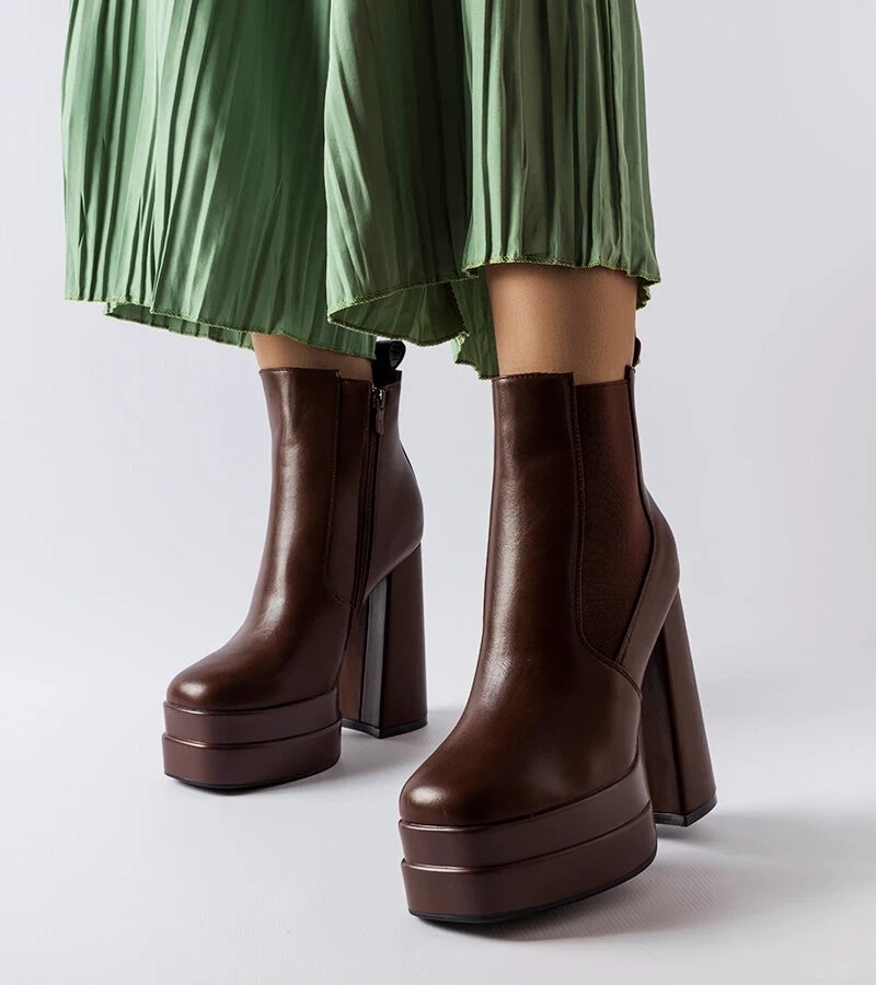 Brązowe masywne botki na słupku