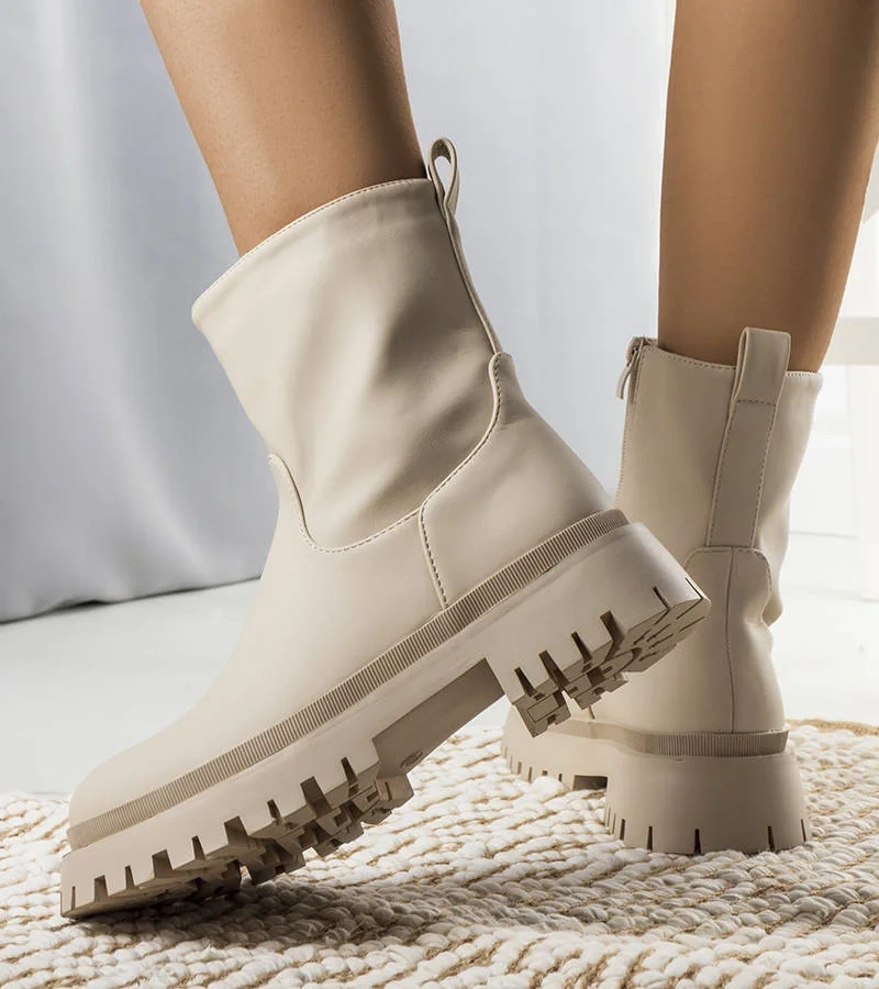 Beżowe ocieplane botki matowe