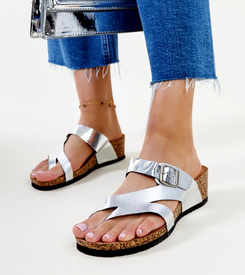 Srebrne metaliczne klapki na koturnie