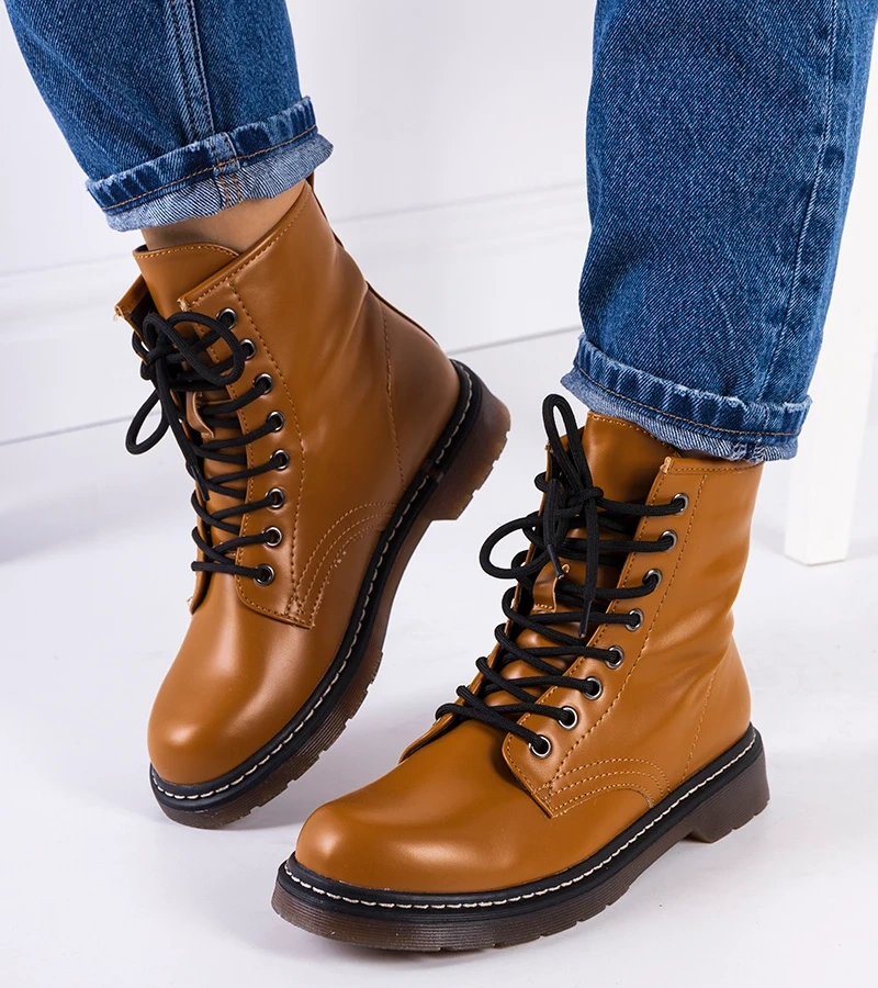 Brązowe glany na grubej podeszwie