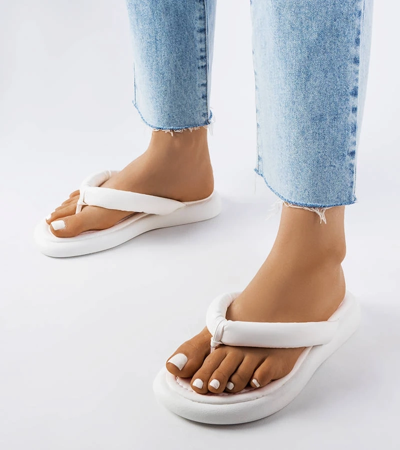 Białe klapki typu japonki