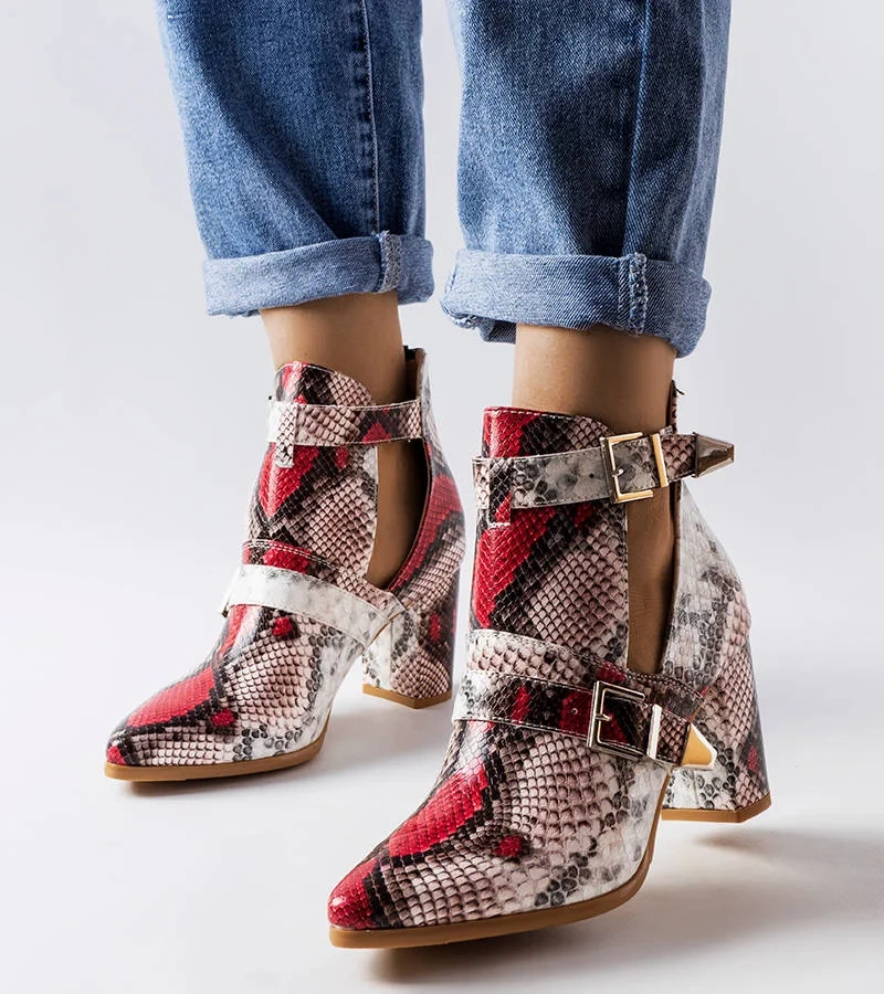 Różowo-czerwone botki w motywie węży