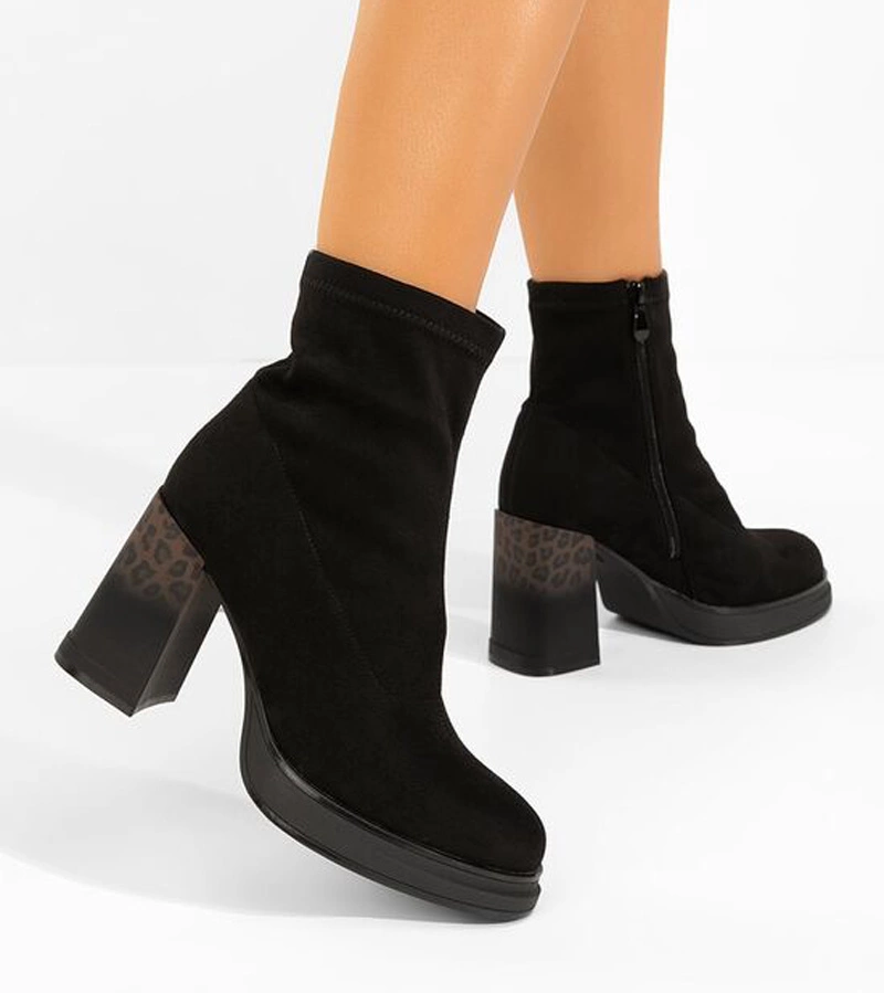 Hers Czarne botki na słupku zdobionym panterkowym printem