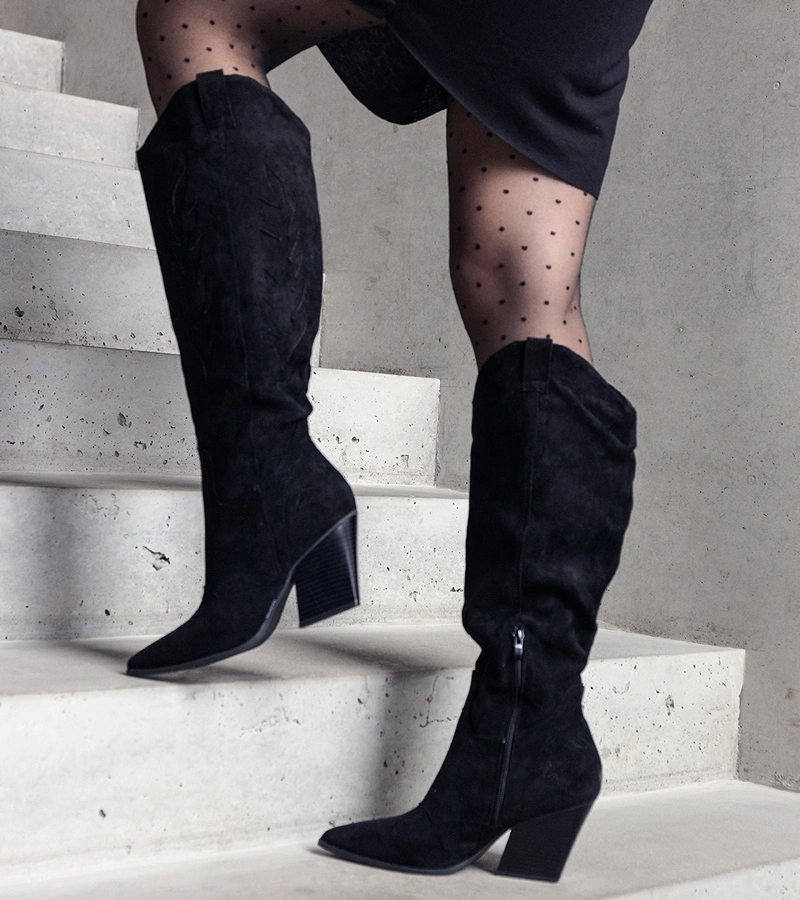 Czarne ocieplane kowbojki na słupku