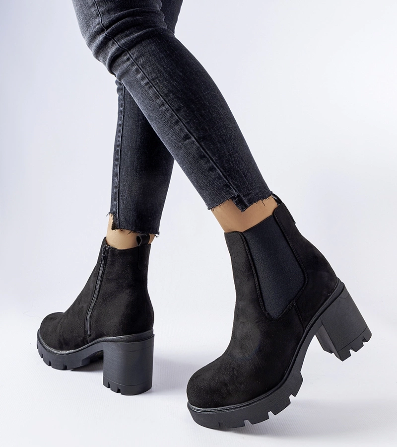 Czarne botki na grubym słupku