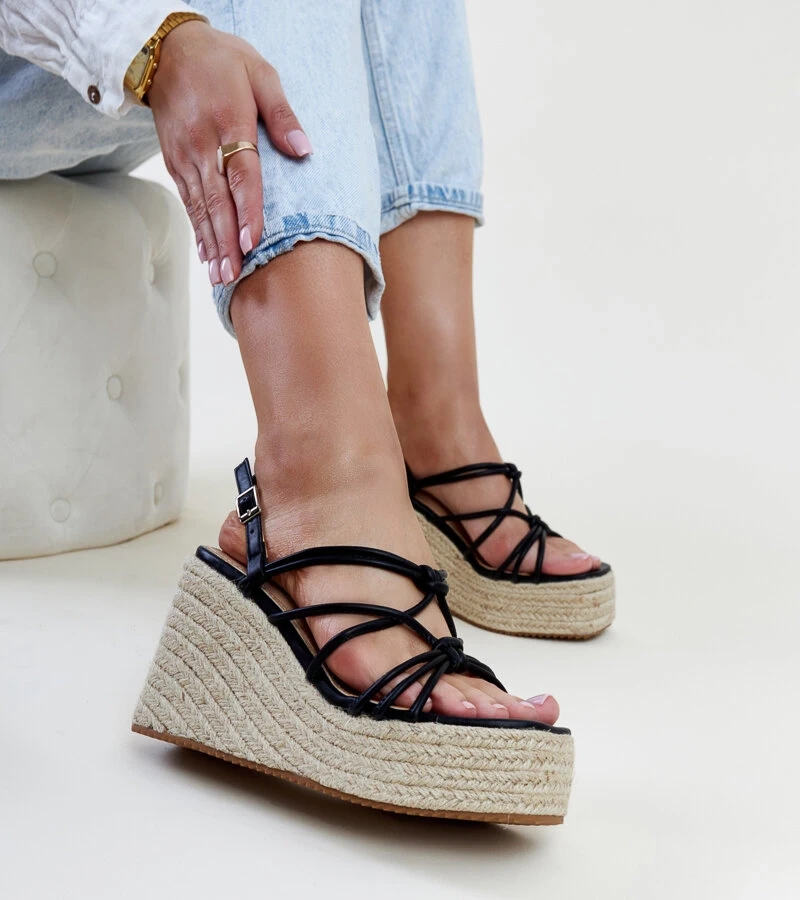 Czarne sandałki na koturnie