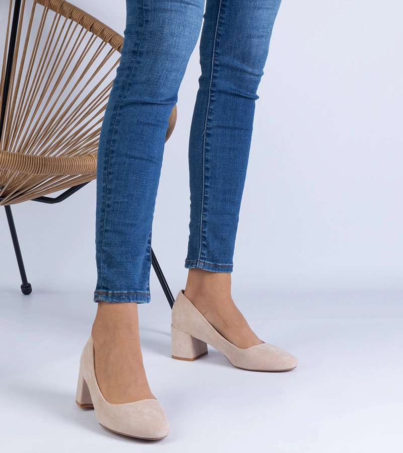 Hers czółenka damskie beżowe z ekozamszu na słupku - eleganckie i stylowe obuwie