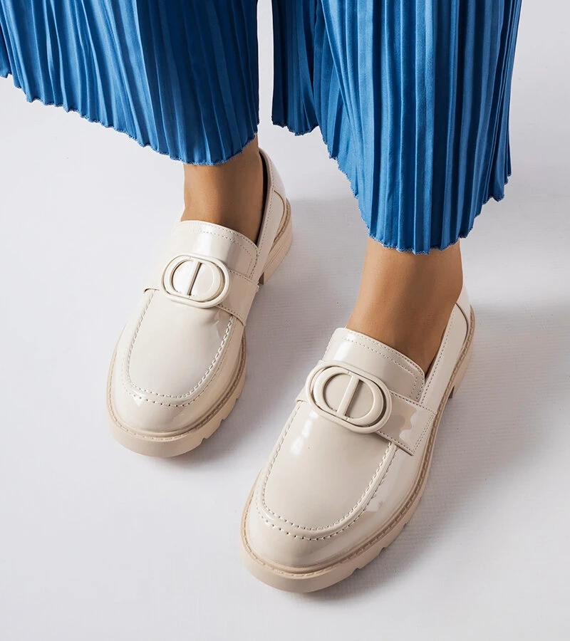 Beżowe lakierowane mokasyny