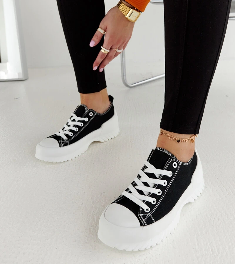 Czarne trampki na platformie