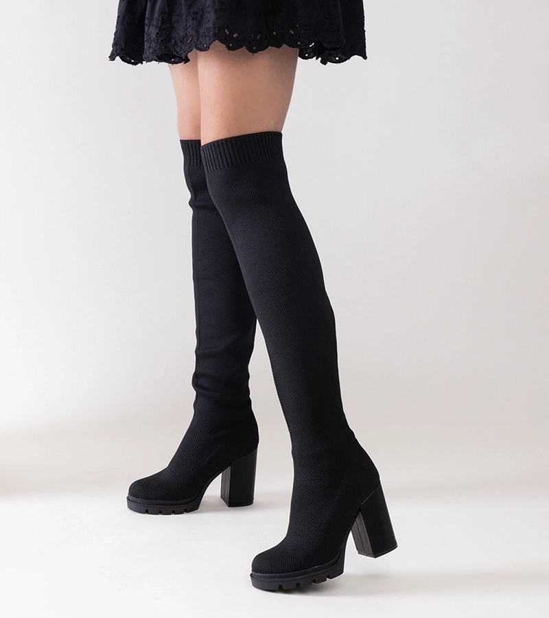 Wsuwane długie czarne kozaki na słupku