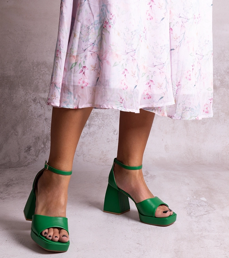 Zielone sandałki na słupku