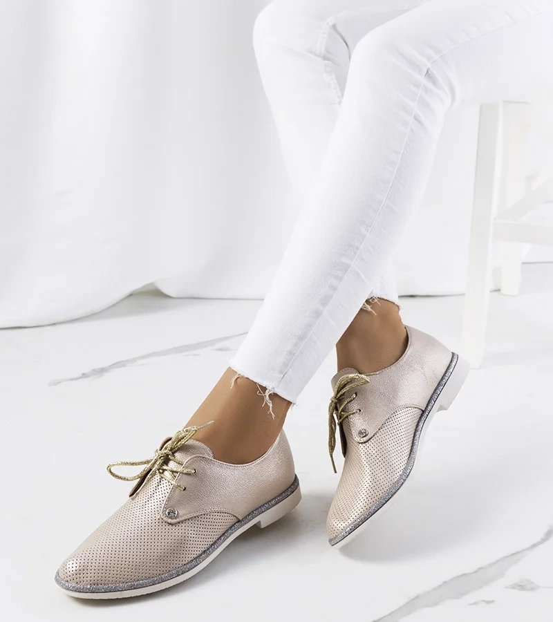 Złote półbuty ażurowe