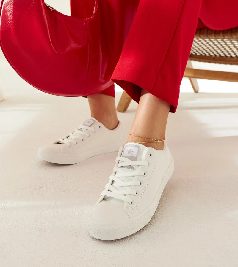 Białe sportowe trampki