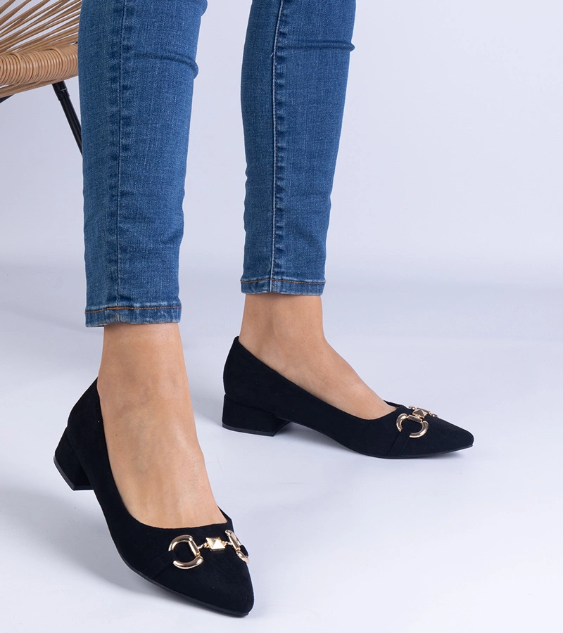 Hers czółenka damskie czarne z ekozamszu na słupku ze złotą ozdobą