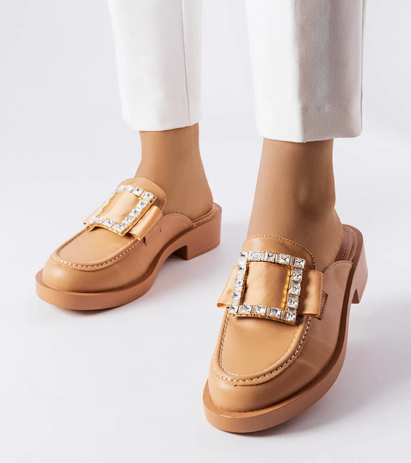 Brązowe klapki z zabudowanym noskiem i metalową ozdobą