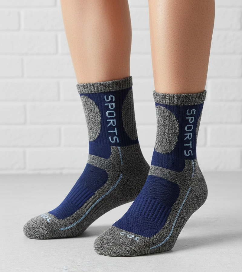 Szare ciepłe skarpetki z granatowym akcentem
