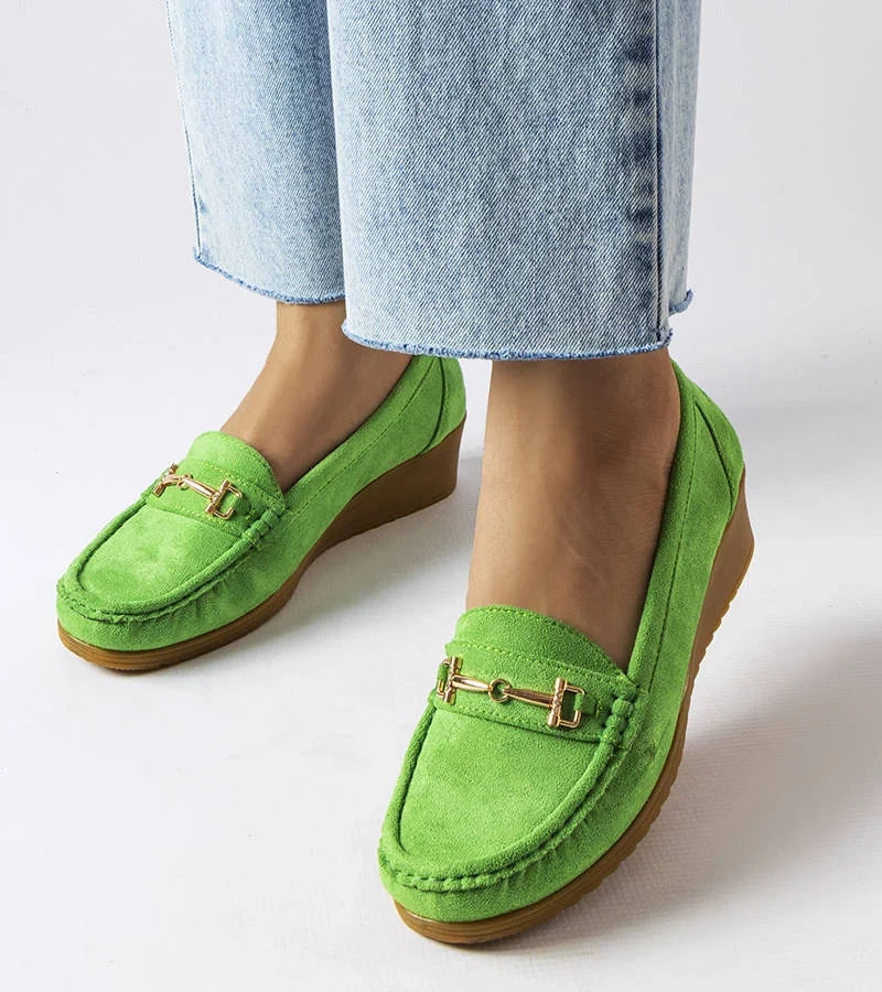 Zielone zamszowe mokasyny na koturnie