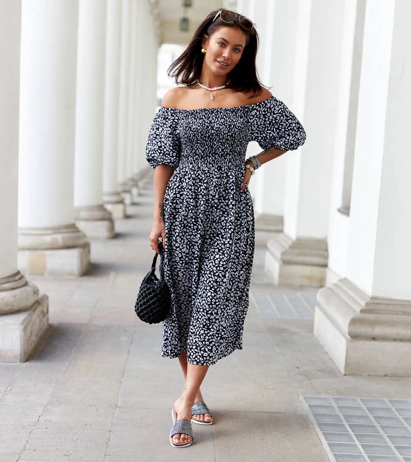 Czarna sukienka midi w kwiaty