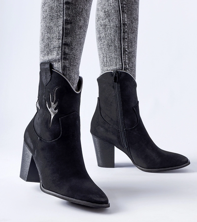 Czarne kowbojki ze srebrnymi dodatkami