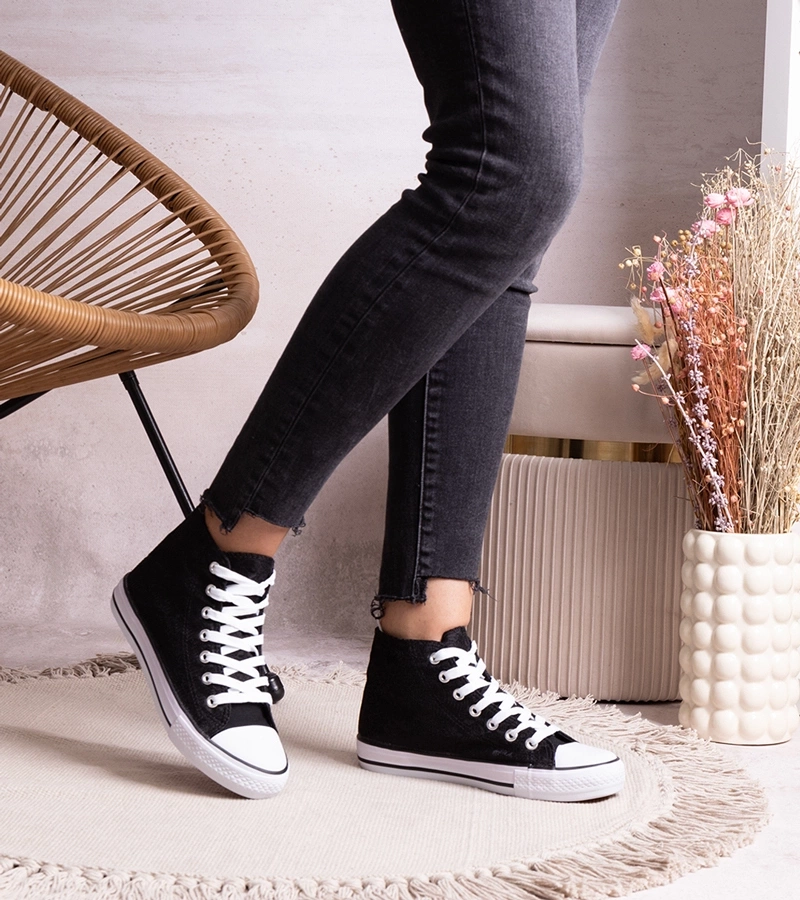 Czarne wysokie trampki z koronką