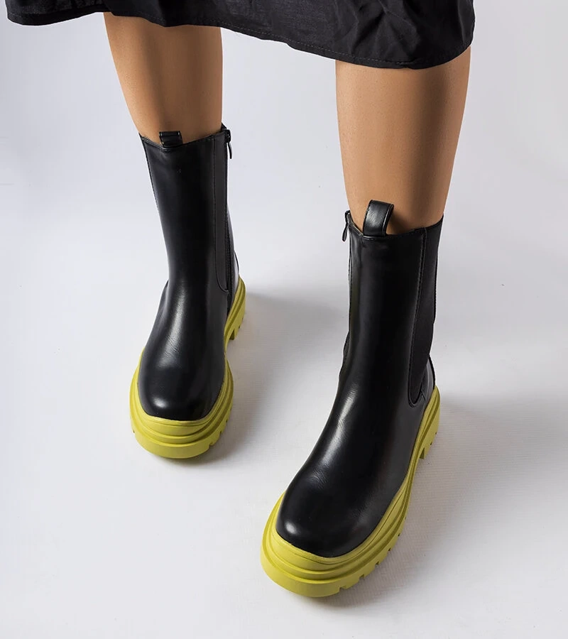 Czarne botki na kolorowej podeszwie