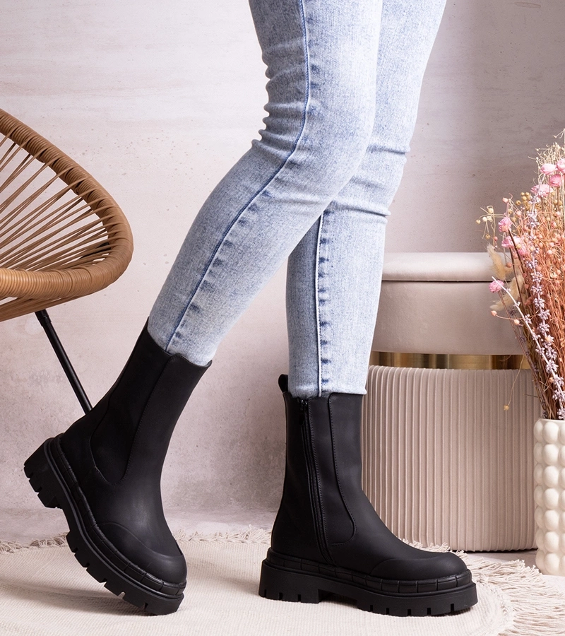 Czarne botki na masywnej podeszwie