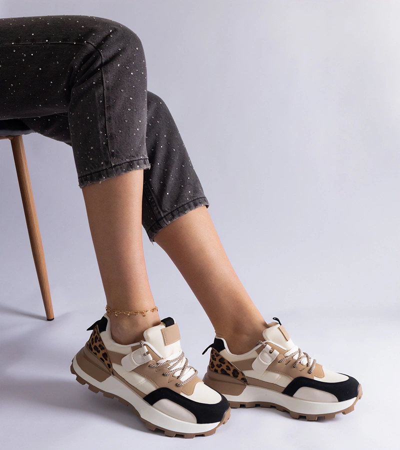 Beżowe sneakersy zdobione motywem zwierzęcym