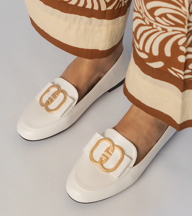 Hers Białe mokasyny damskie ze złotą ozdobą