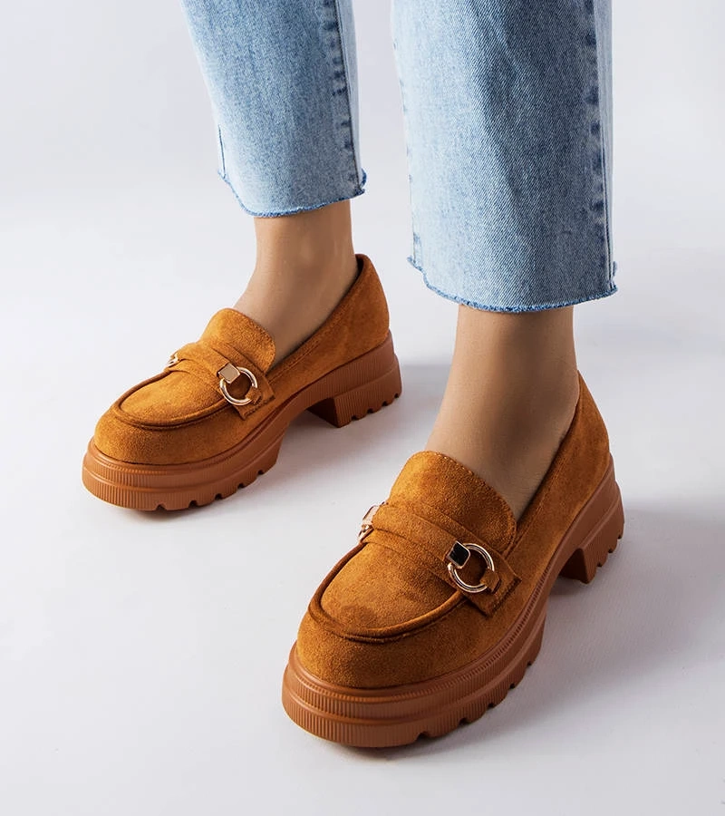 Brązowe mokasyny z ozdobną klamrą