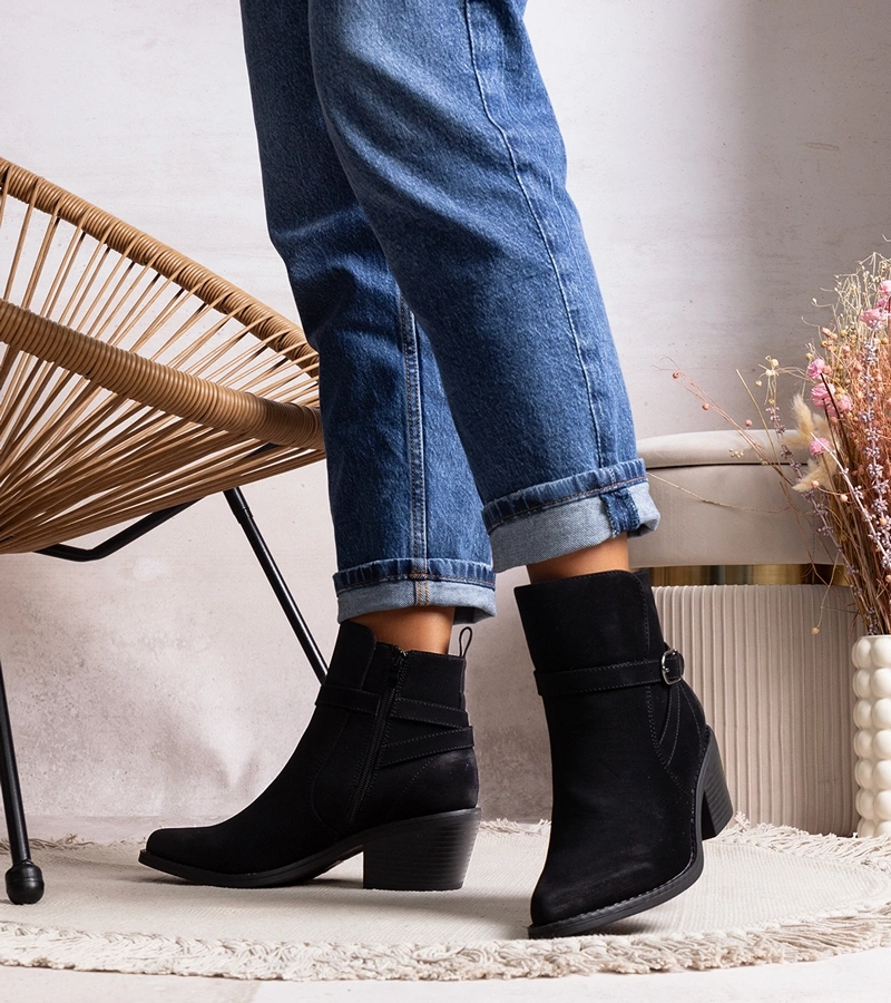 Czarne botki na słupku