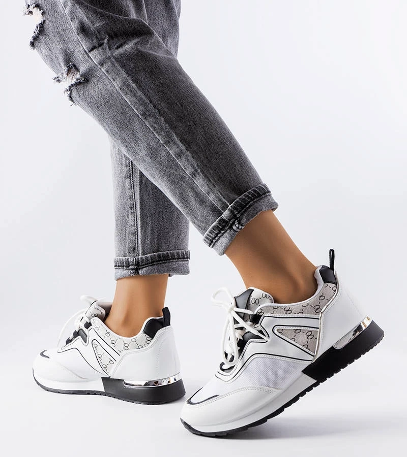 Białe sneakersy