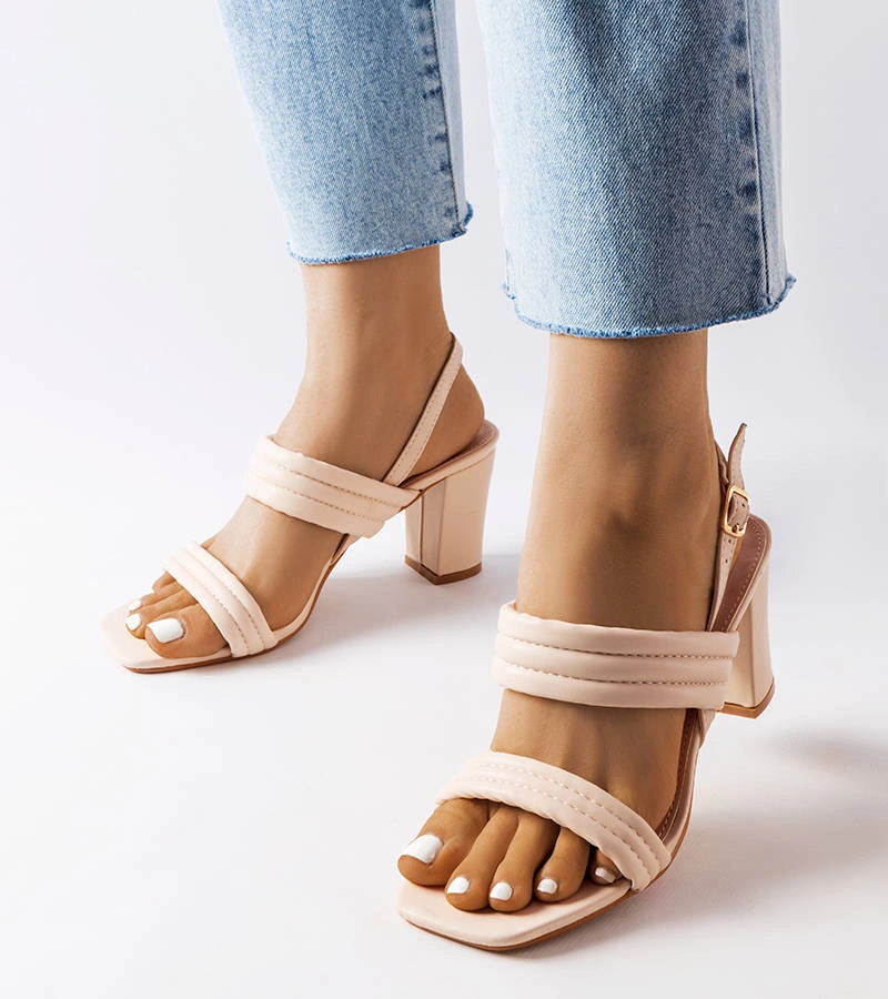 Beżowe sandały na słupku