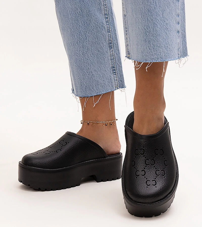 Czarne klapki typu ,,chodaki"