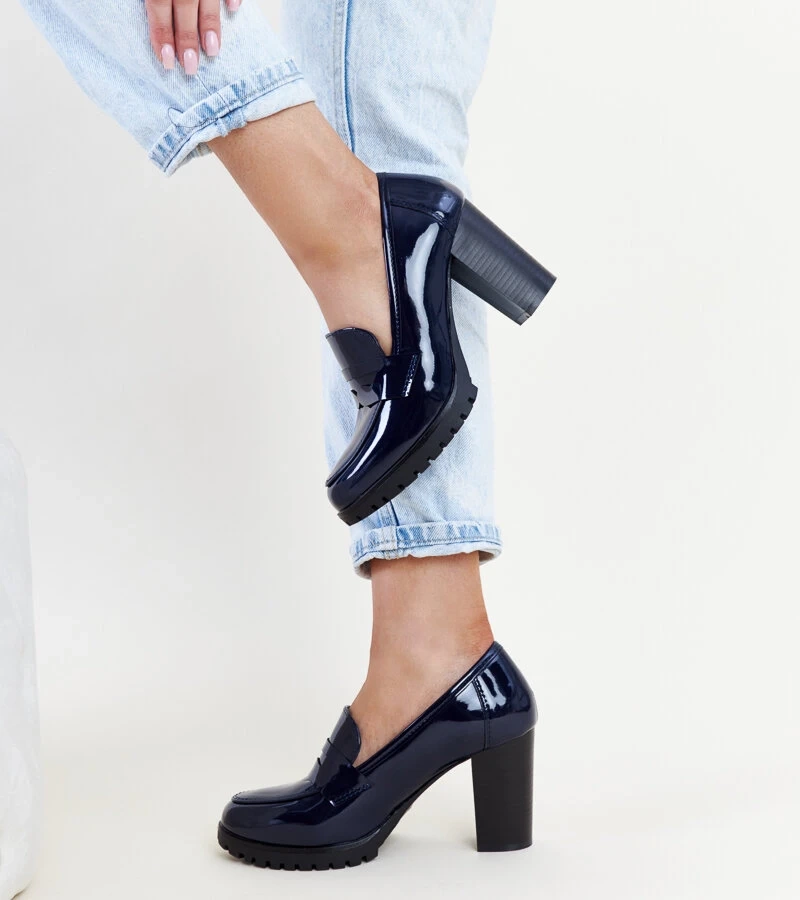 Granatowe lakierowane czółenka na wysokim słupku