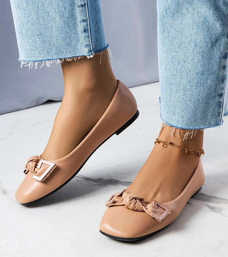 Beżowe balerinki ozdobną kokardą