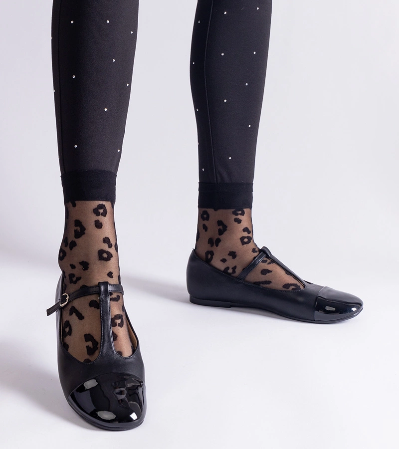 Czarne balerinki z lakierowanym noskiem zapinane na sprzączkę