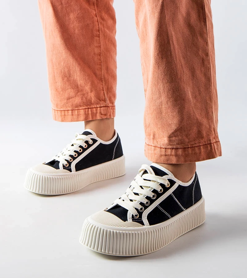 Czarne trampki na wysokiej podeszwie