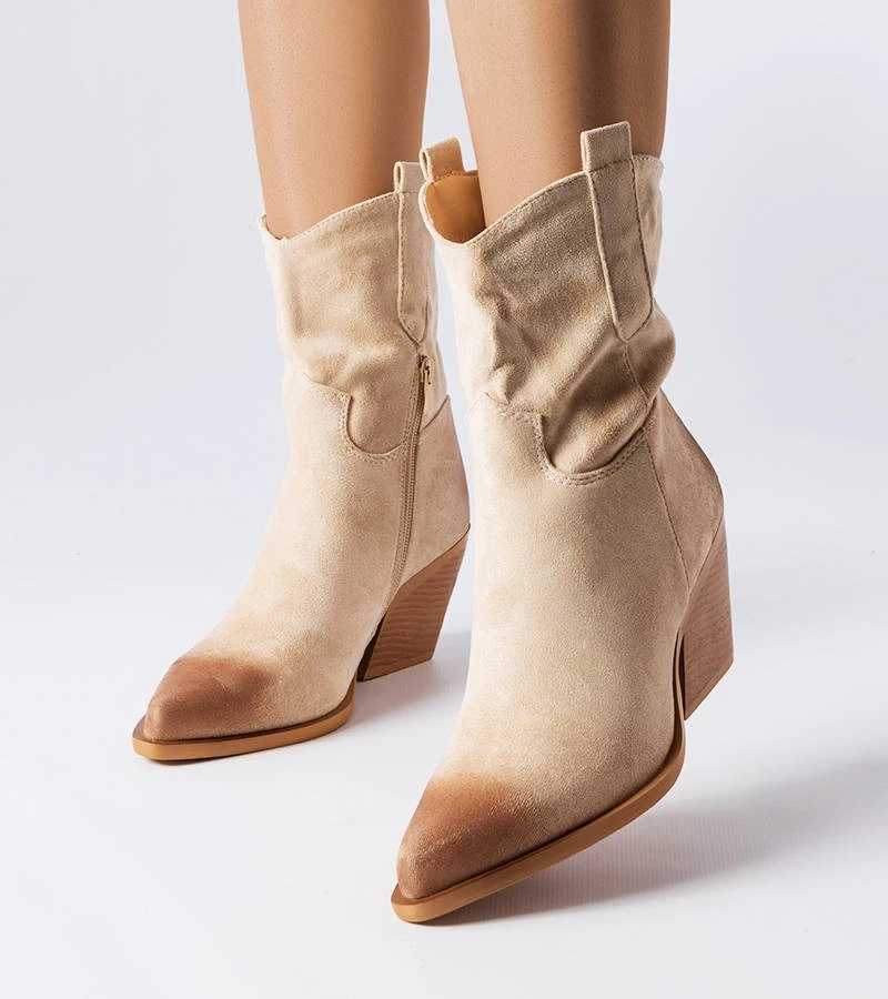 Klasyczne beżowe kowbojki z zaokrągloną cholewką i szlufkami