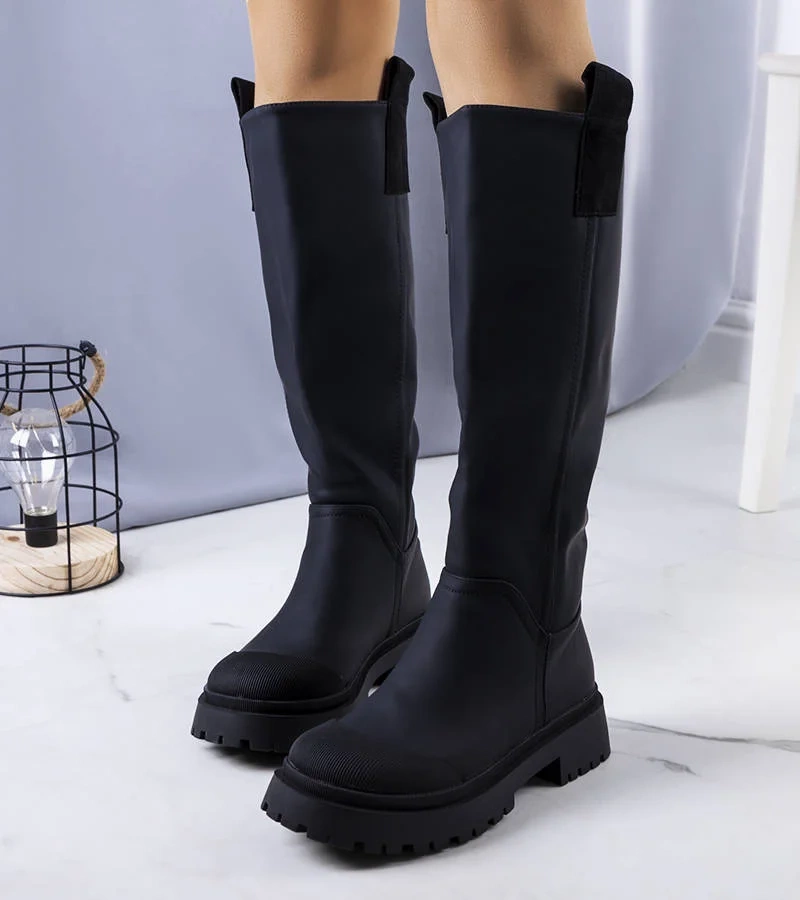 Czarne ocieplane kozaki na wysokiej podeszwie