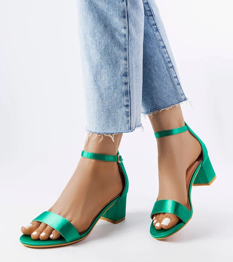 Zielone eleganckie sandały na słupku