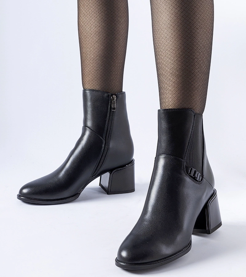 Czarne ocieplane botki na słupku