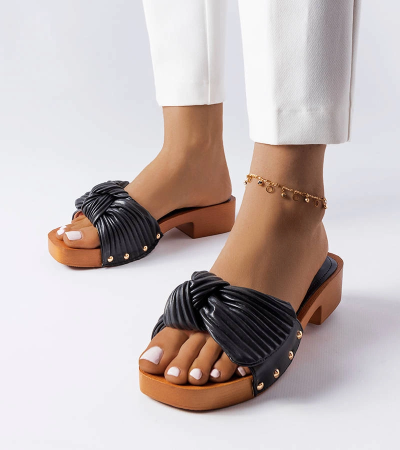 Czarne klapki z kokardką na niskim klocku