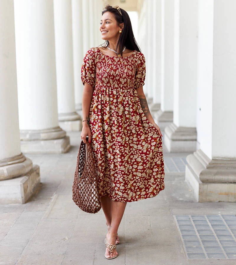 Czerwona sukienka midi w kwiaty