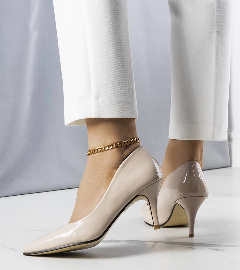 Beżowe lakierowane szpilki