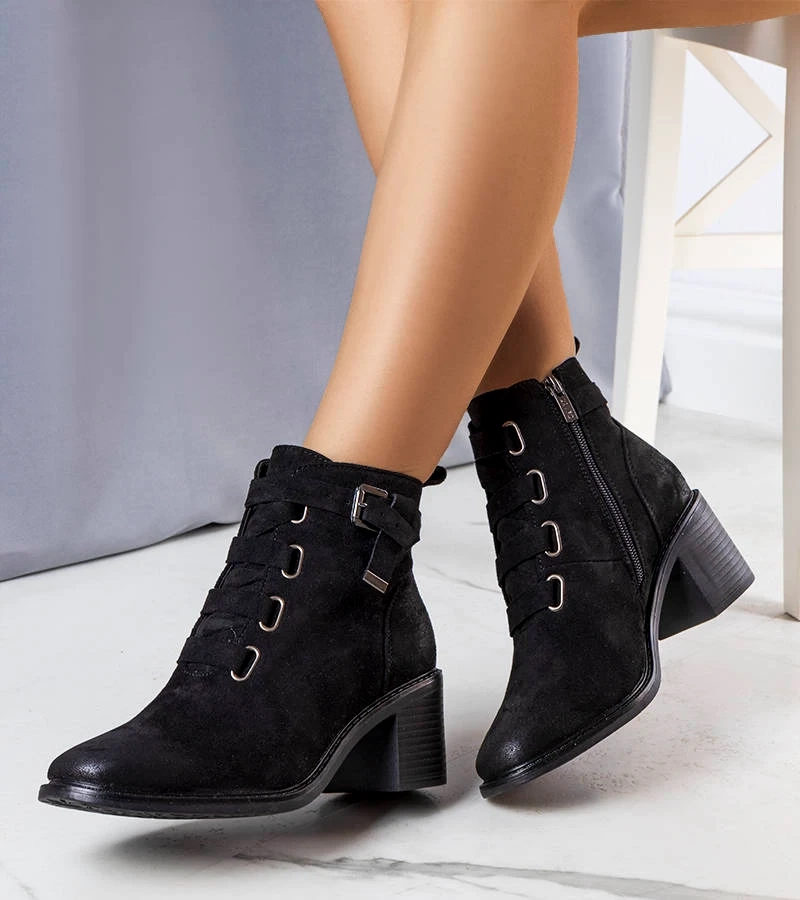 Czarne botki na obcasie