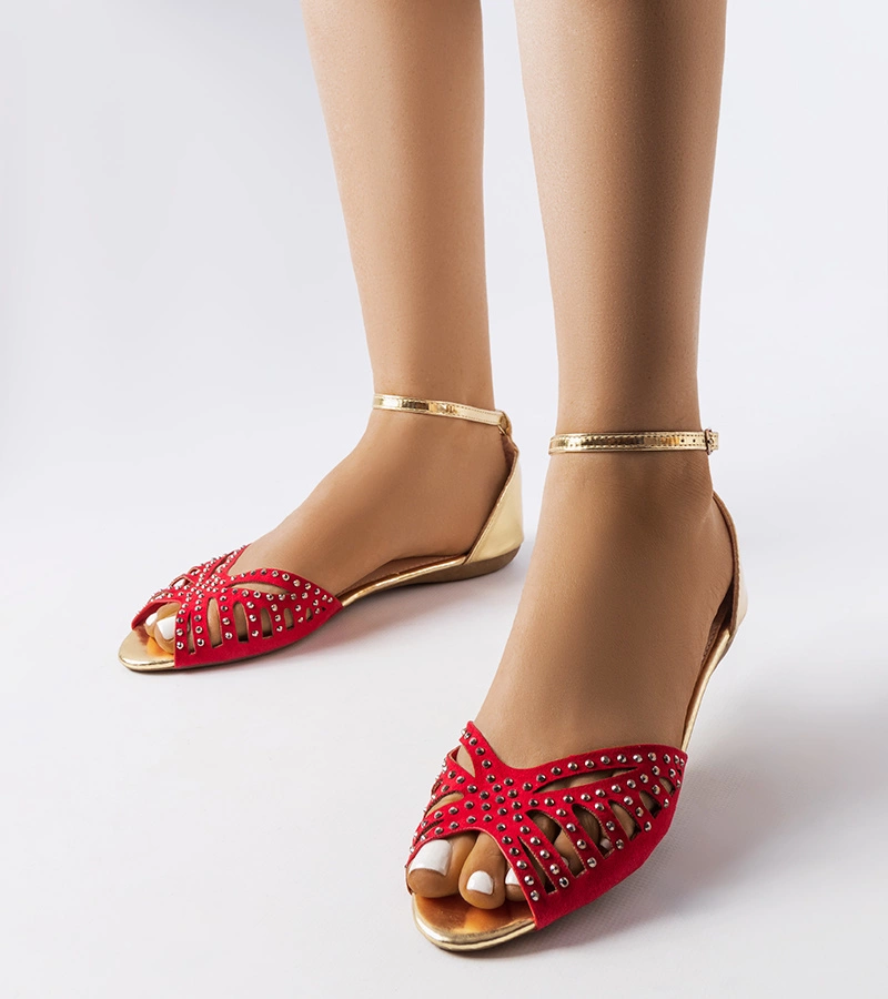 Czerwone płaskie sandały zdobione cyrkoniami