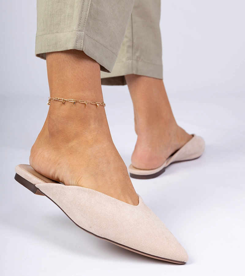 Hers Beżowe klapki eleganckie z ekozamszu